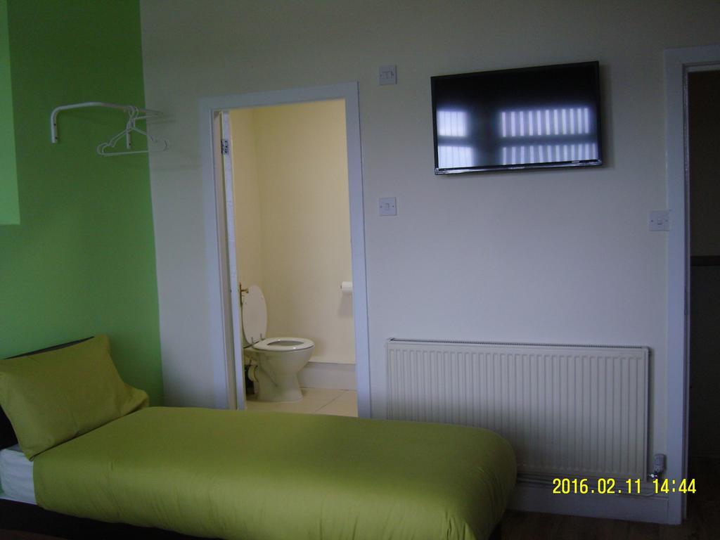 The Kop View Hotel Liverpool Room photo