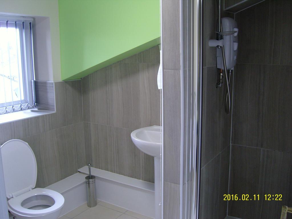 The Kop View Hotel Liverpool Room photo